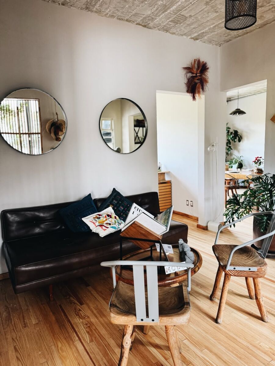 sofá y sillas en un departamento