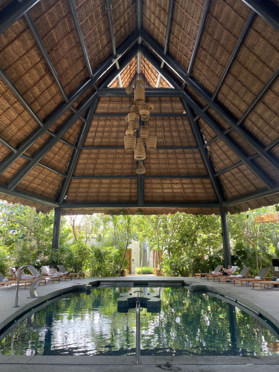 Zona de relajación dentro del Conrad Spa Tulum