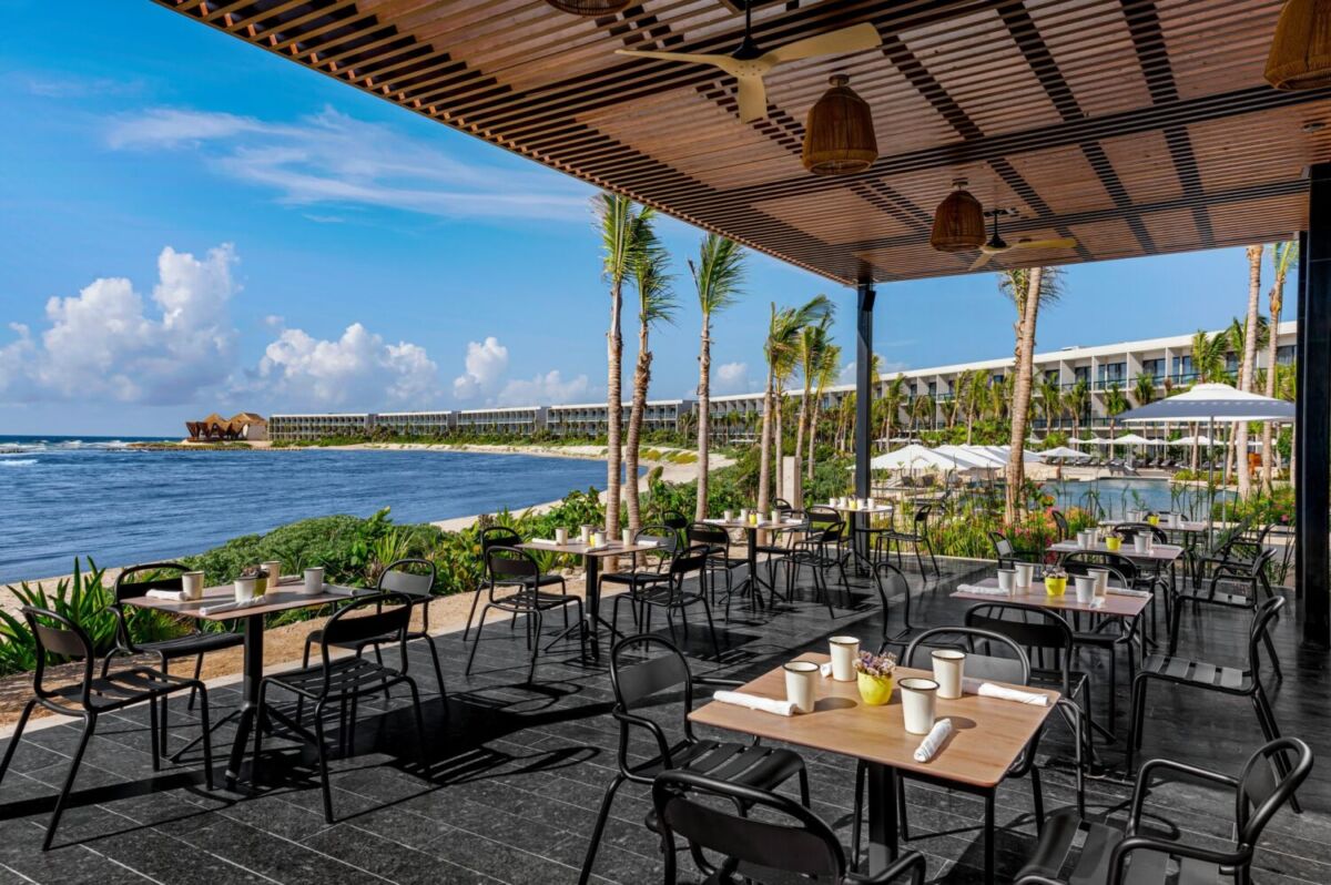 Restaurante con vista al mar en el Hotel Hilton Tulum Riviera Maya 