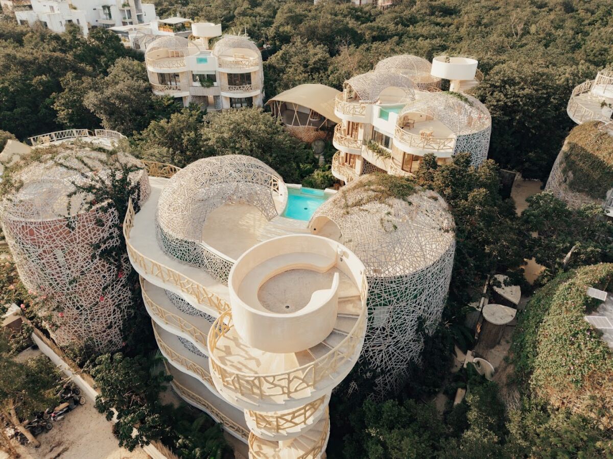 vista aéra de un hotel ecológico en Tulum 