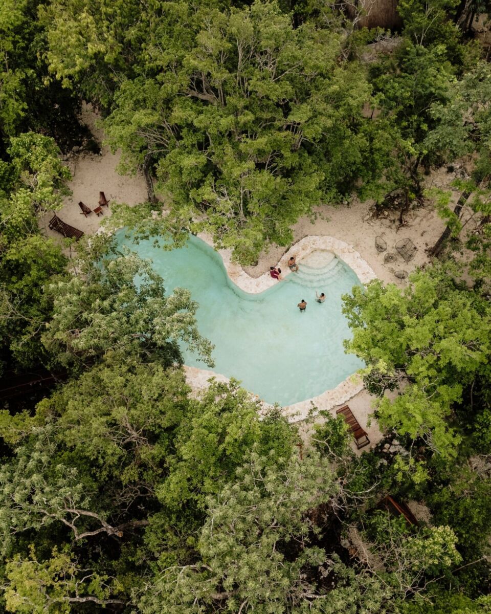 vista aérea de una piscina en medio de la naturaleza 