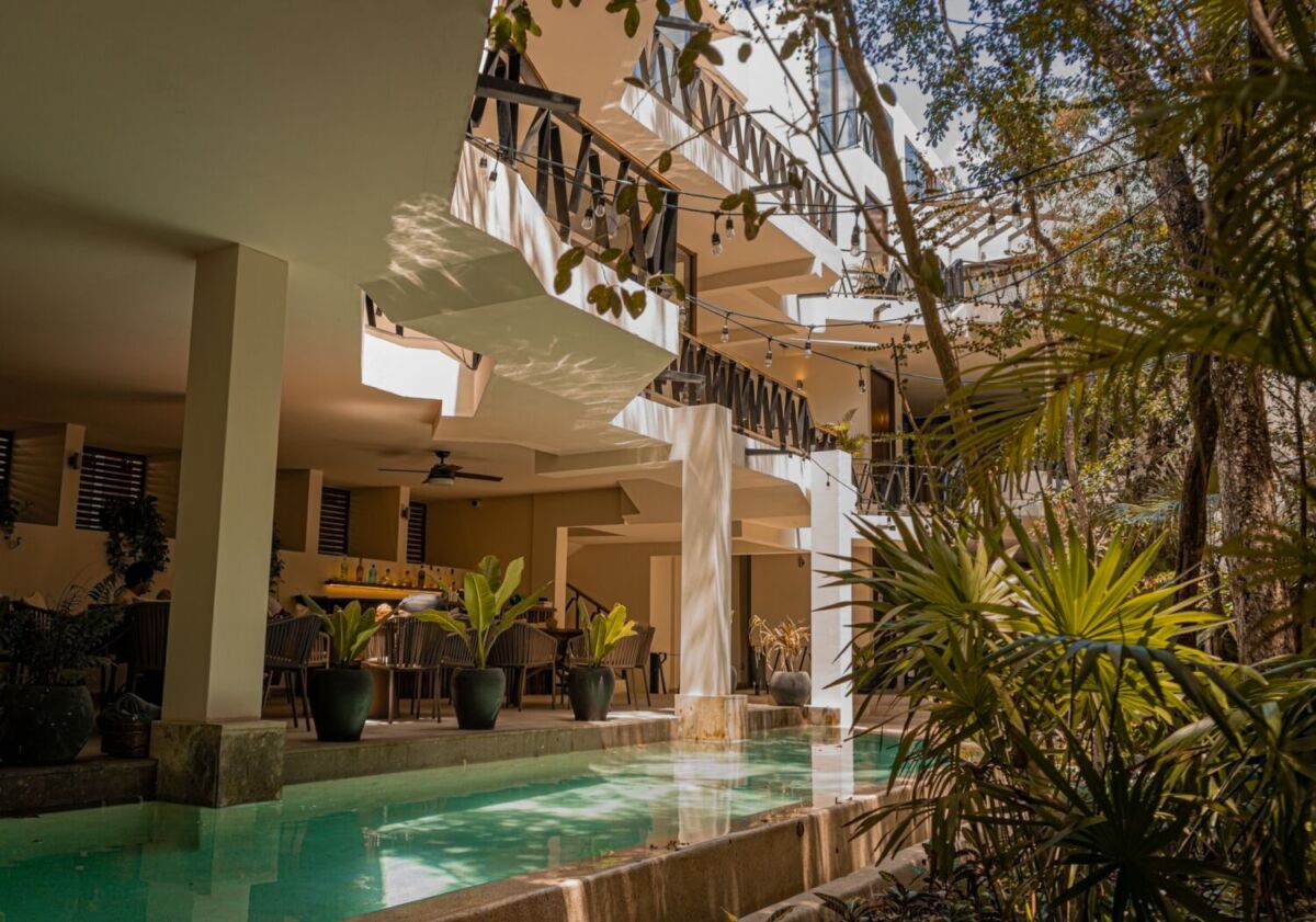 alberca debajo de un edifico moderno 