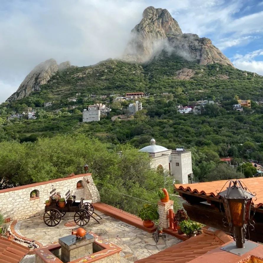 vista aérea de la Peña, un monolito en Peña de Bernal, México 