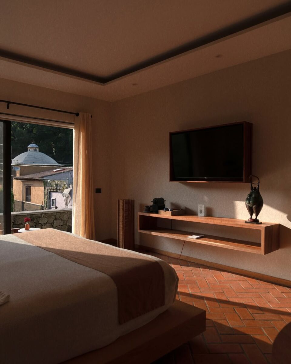 cama y televisor en una habitación de un hotel en Tepoztlán 