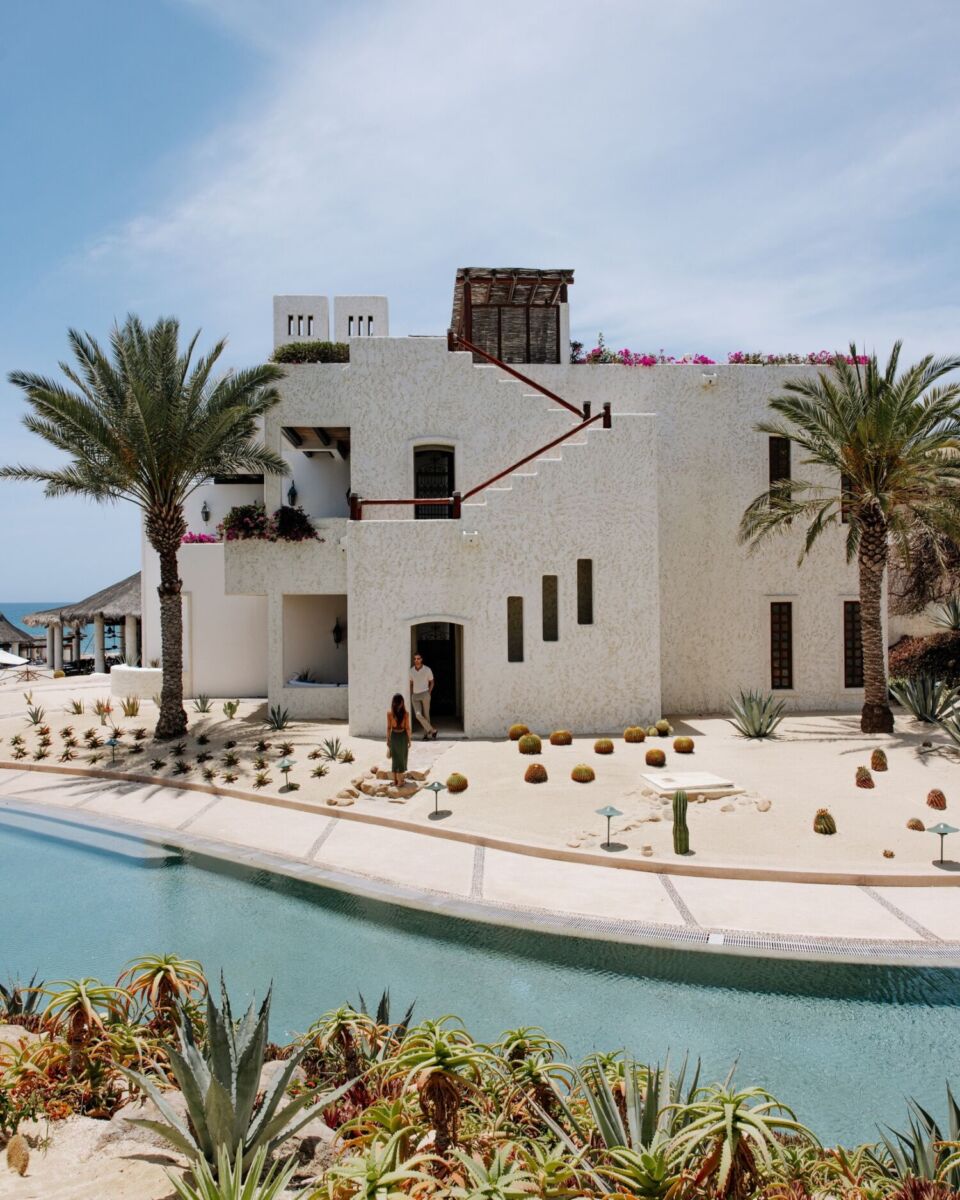 resort de lujo frente a una playa mexicana 