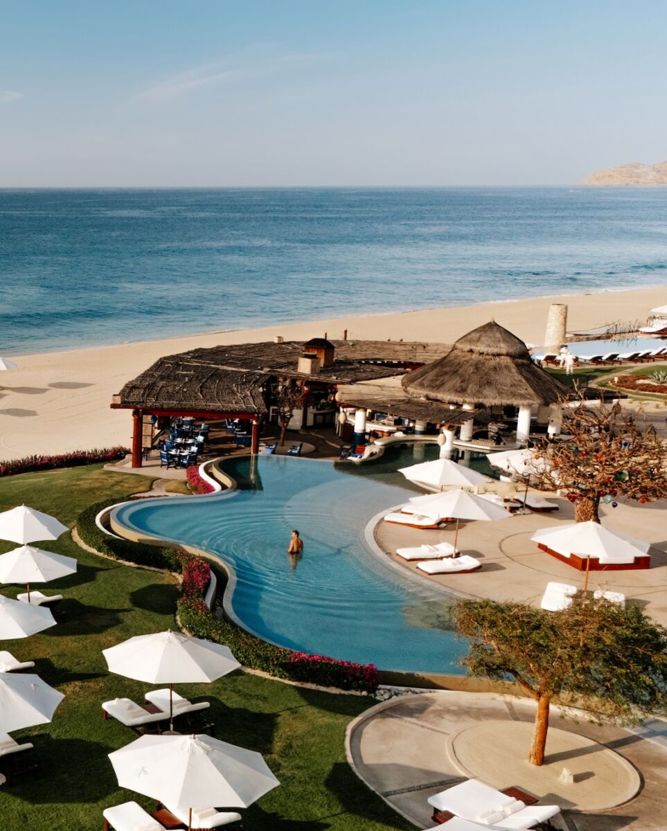 vista aérea de la piscina privada de un hotel de lujo 