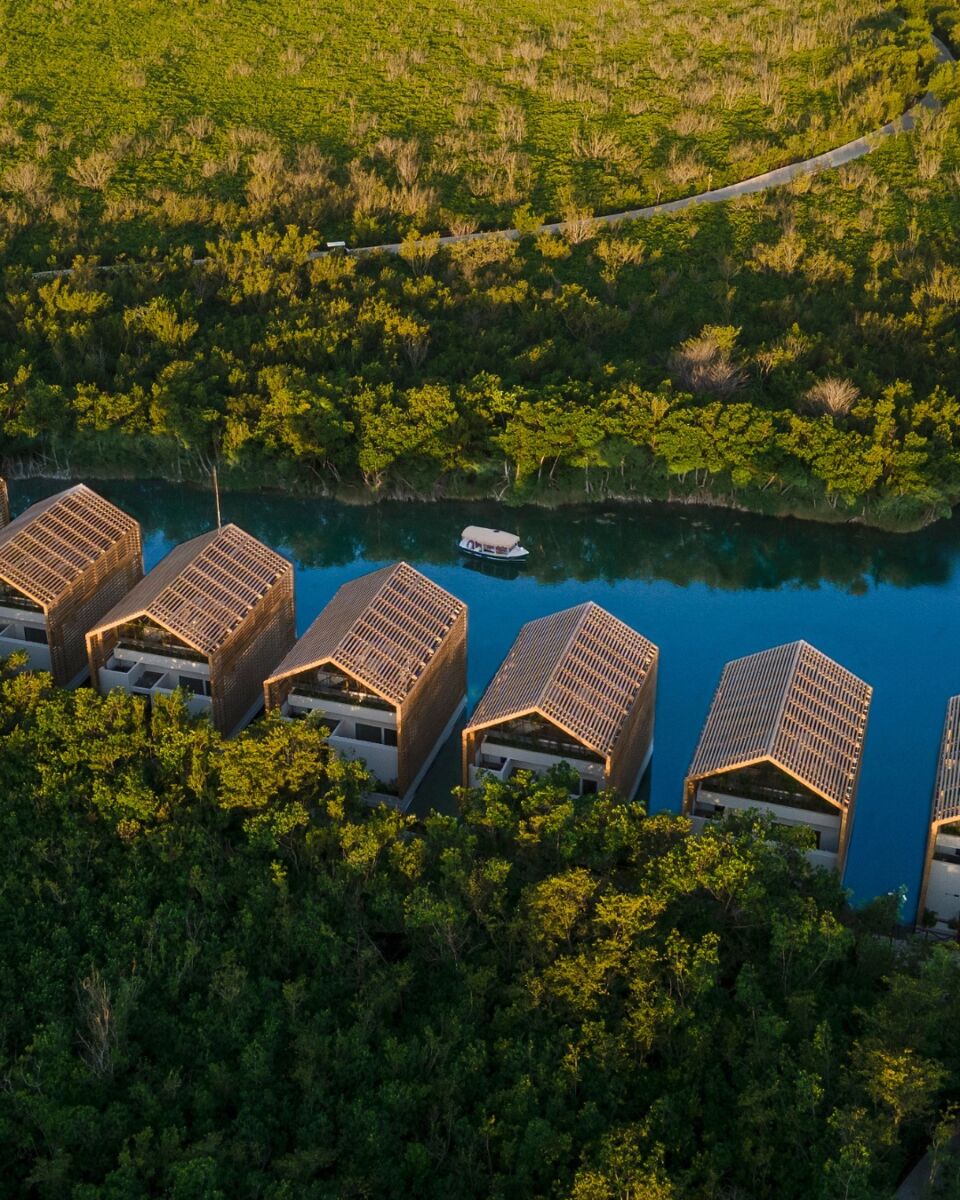 cabañas privadas en medio de un manglar 