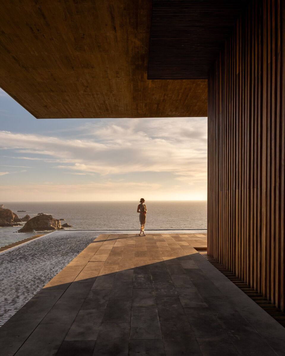 mujer admirado el horizonte 