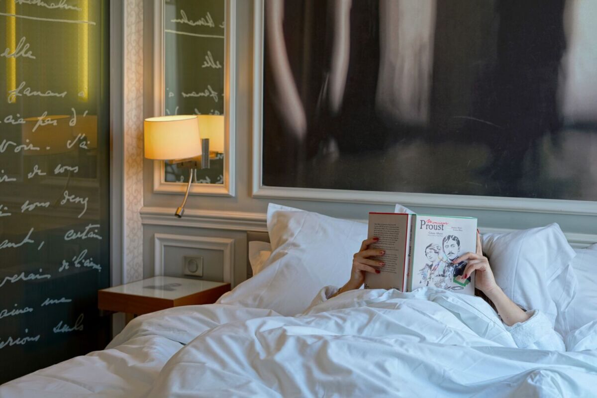 Hoteles literarios en París donde todo gira alrededor de los libros y sus escritores