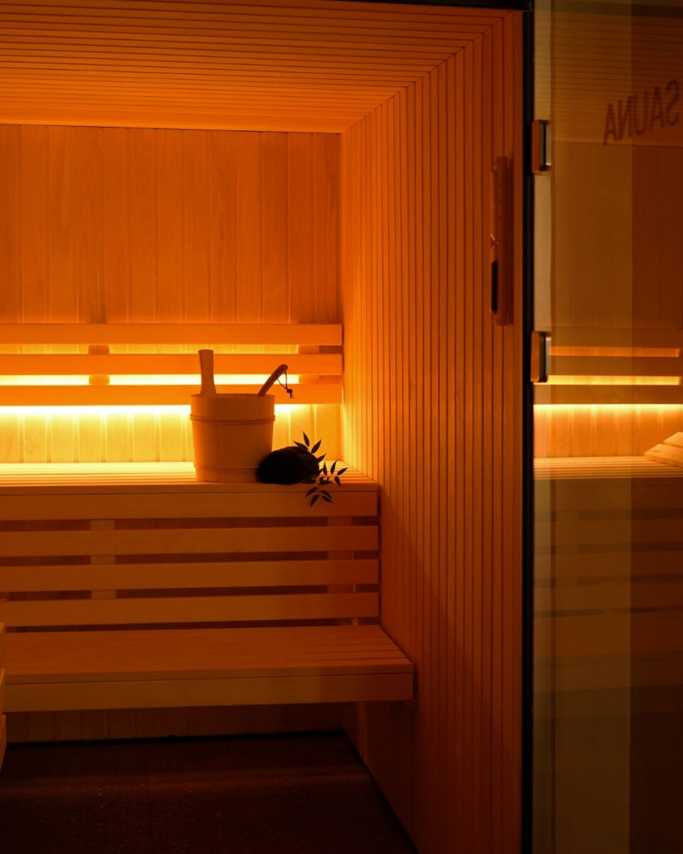 sauna de madera clara