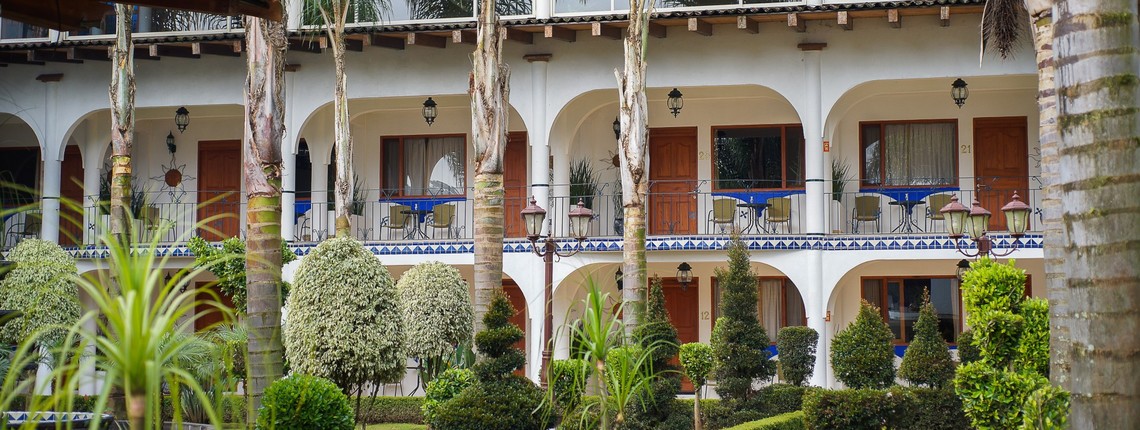 pasillos exteriores del hotel el rebozo con arcos y plantas