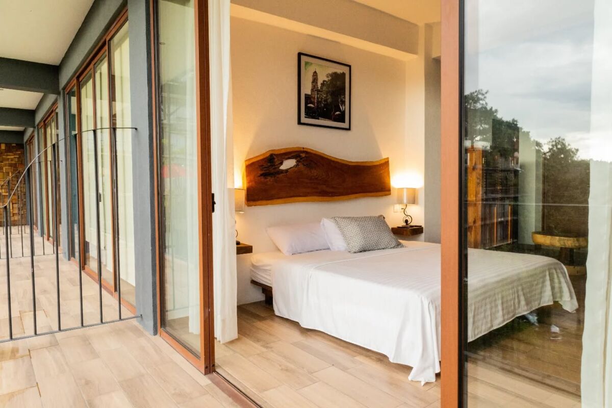 habitacion de hotel minimalista vista desde el balcón