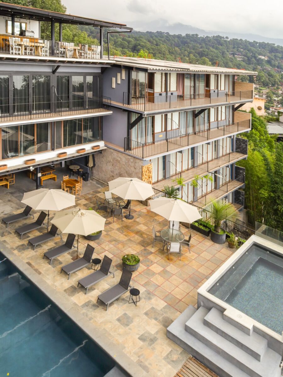 toma panoramica de alberca y jacuzzi en el hotel santa rosa valle de bravo