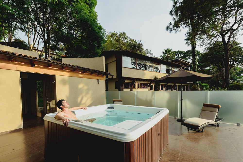 hombre en un jacuzzi cuadrado al aire libre