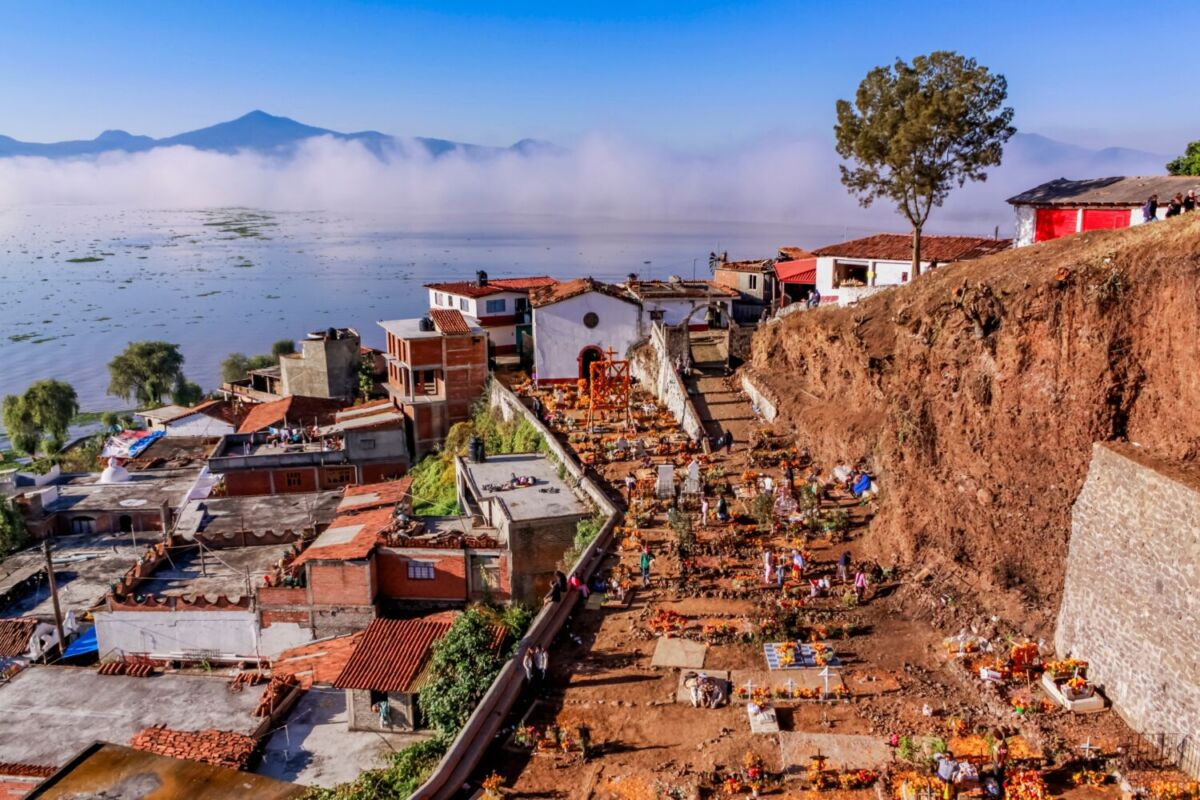 El pueblito en una isla de México que no tiene coches pero sí calles blancas y vistas al lago 