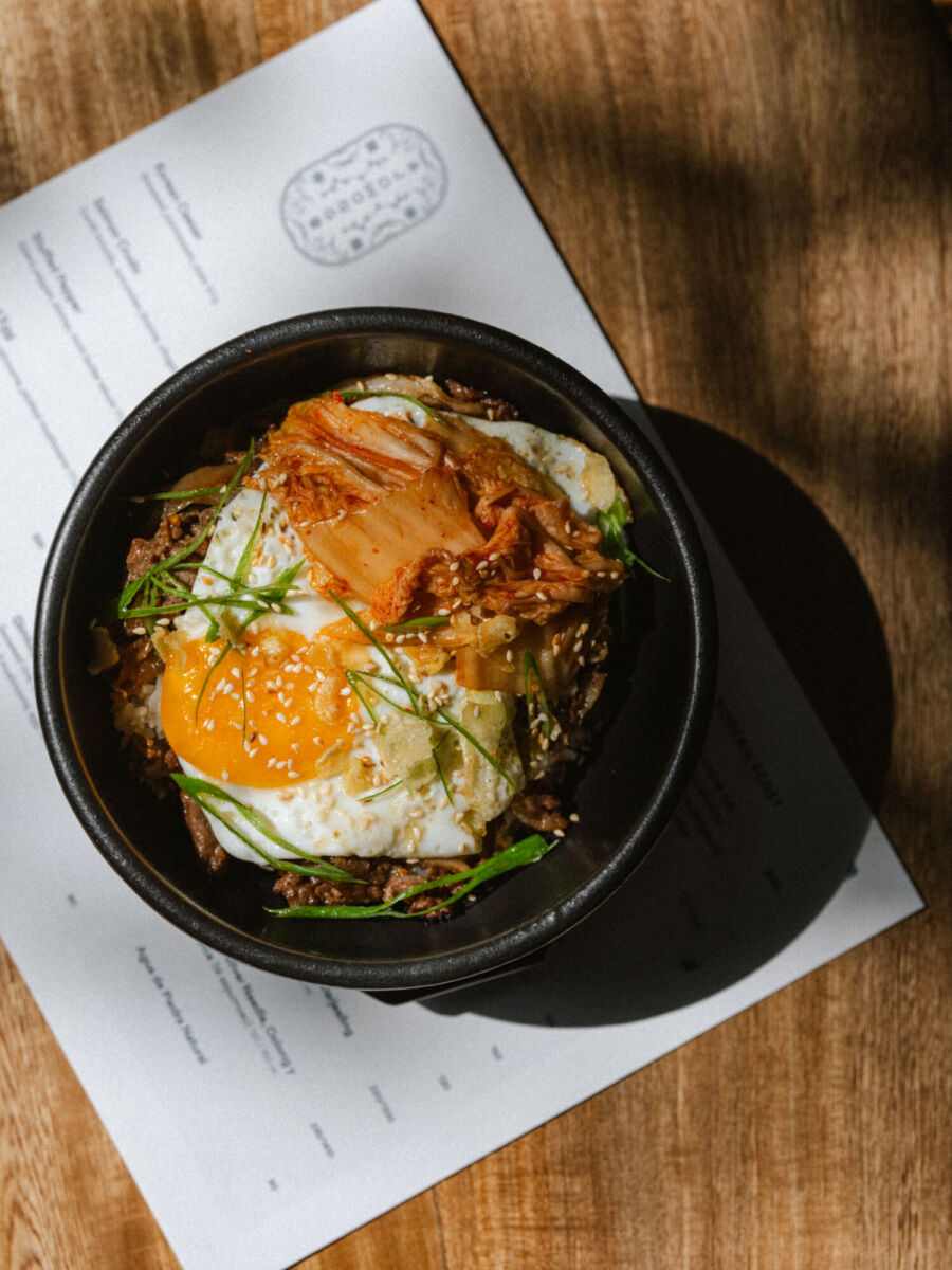 plato de arroz coreano con huevo estrellado