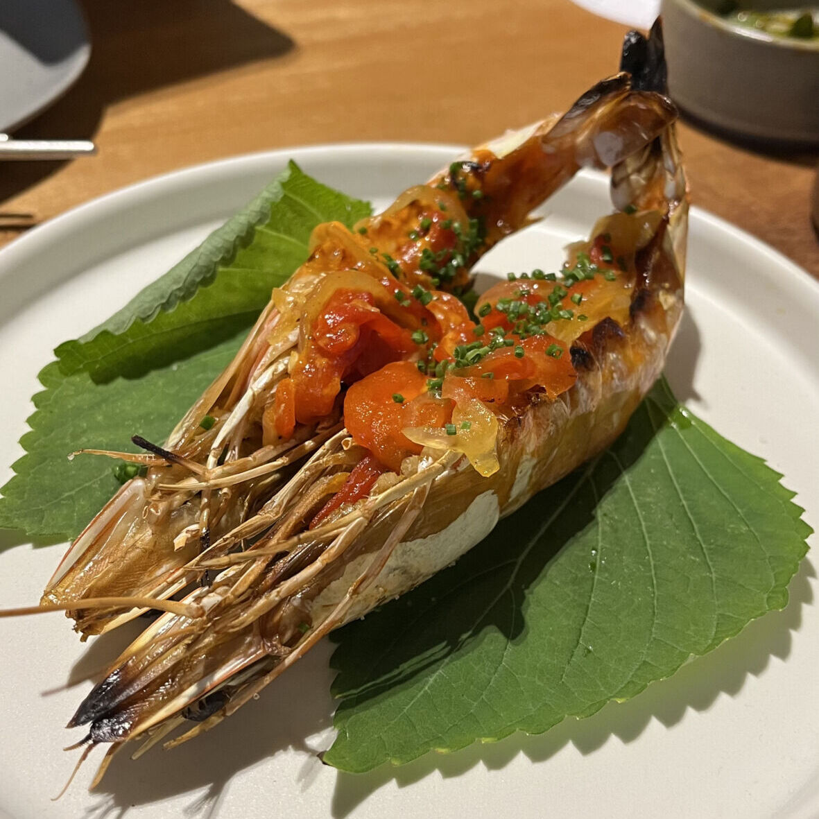 camarones completos sobre hojas shizo