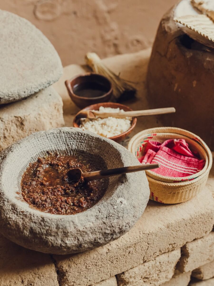 salsa en molcajete con una tortillero 