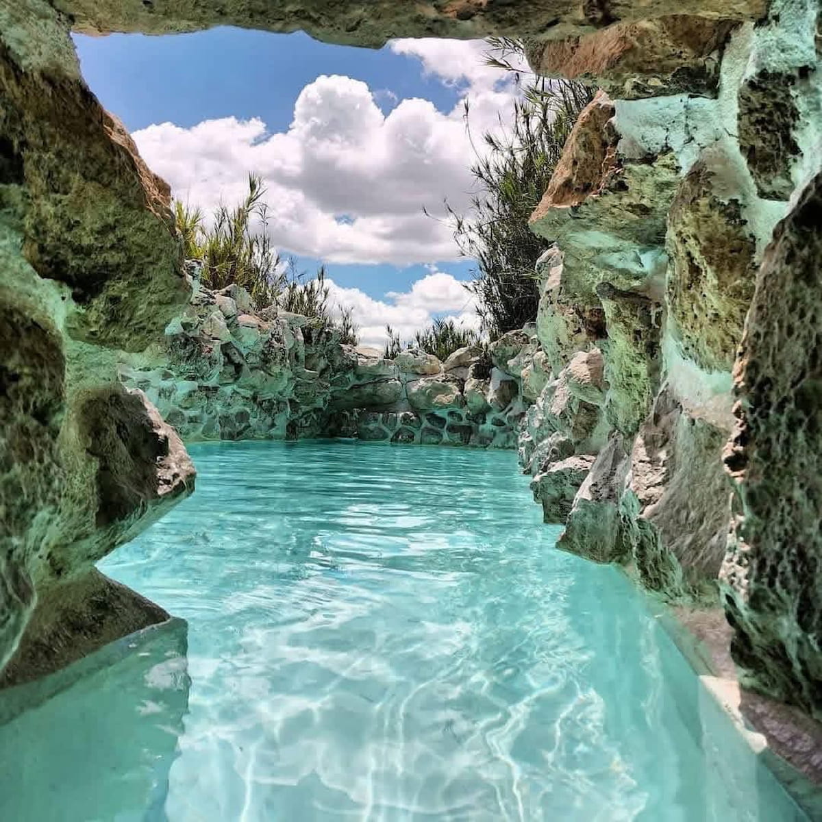 Albercas termales tipo laberinto entre muros de piedra a tres horas de la CDMX en coche