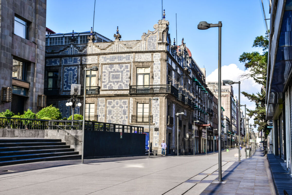 calle antigua en el centro de la ciudad de México 