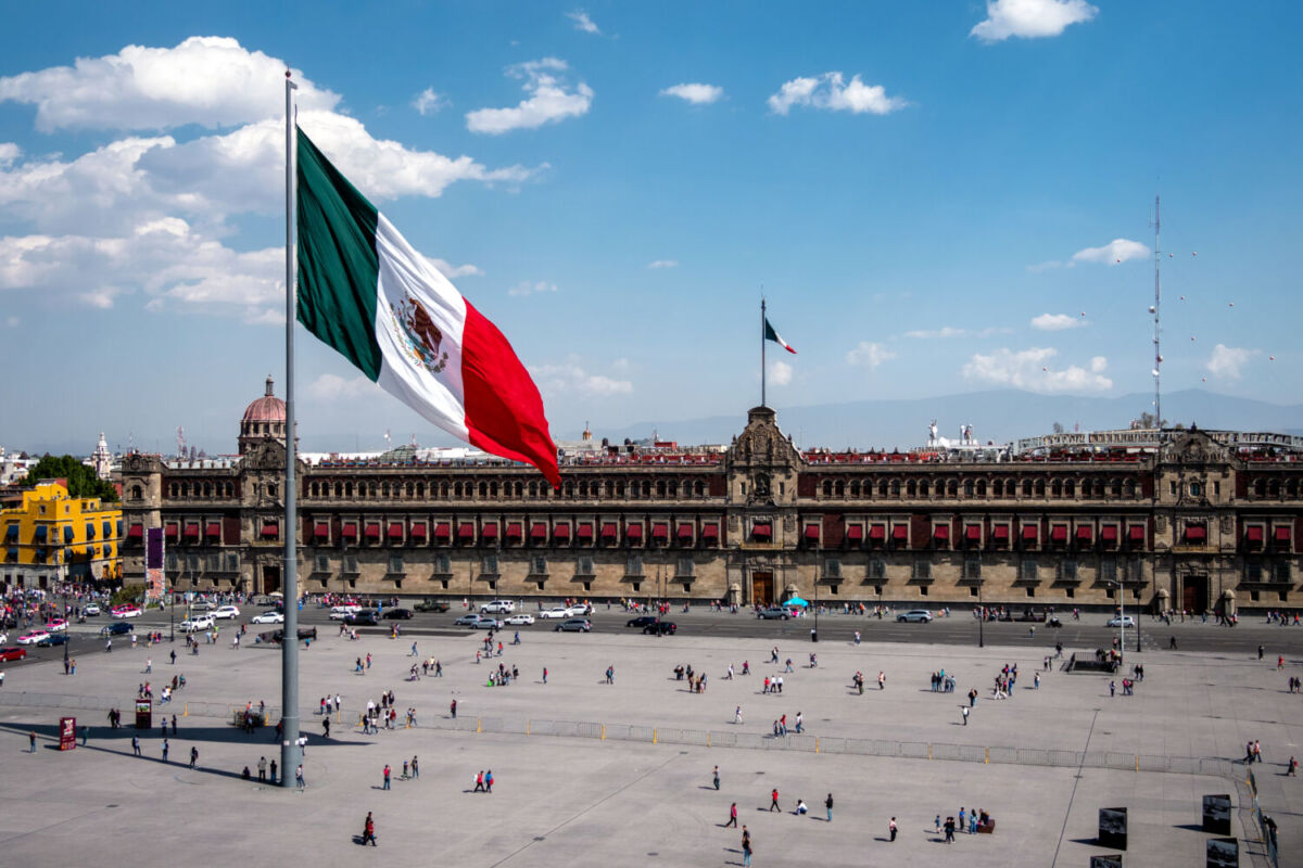 bandera de México izada en el Zócalo 