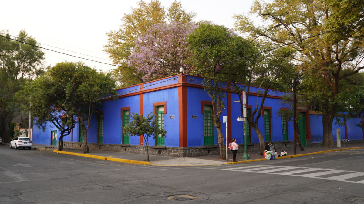 fachada azul de una antigua casona en CDMX 