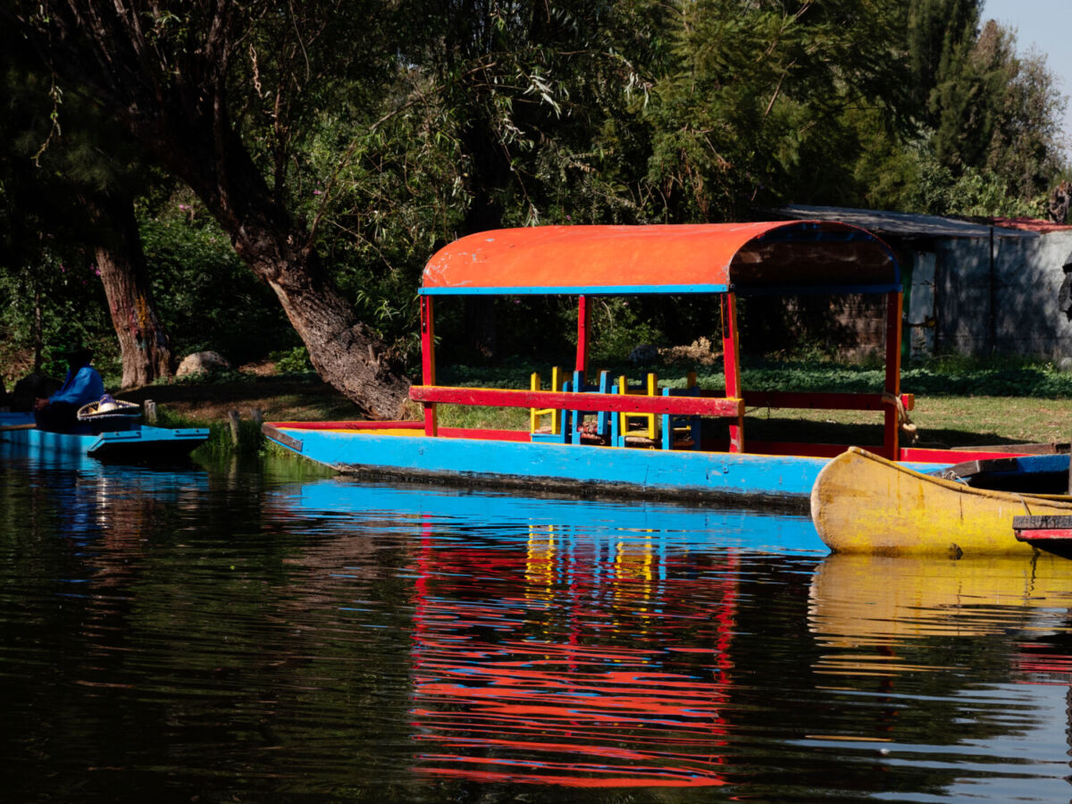 embarcación mexicana en un lago 