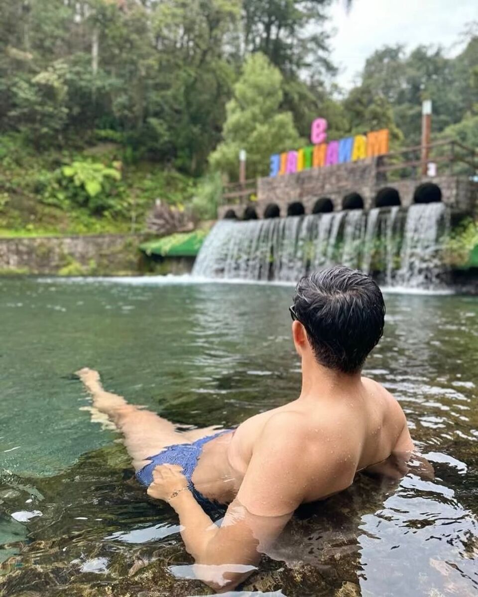 Un joven refrescándose en los manantiales de Chignautla