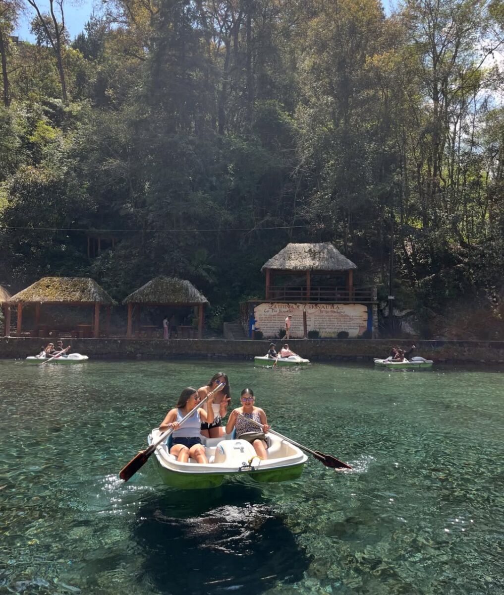 Mujeres en una lancha en los Manantiales de Chignautla