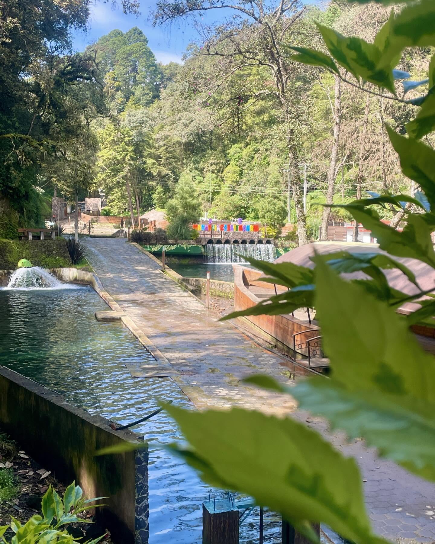 Pasillo con pozas de agua en los Manantiales de Chignautla rodeado de montañas