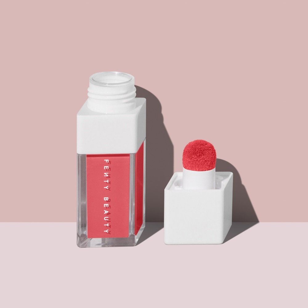 maquillaje color coral con aplicador de esponja destapado frente a fondo rosa claro