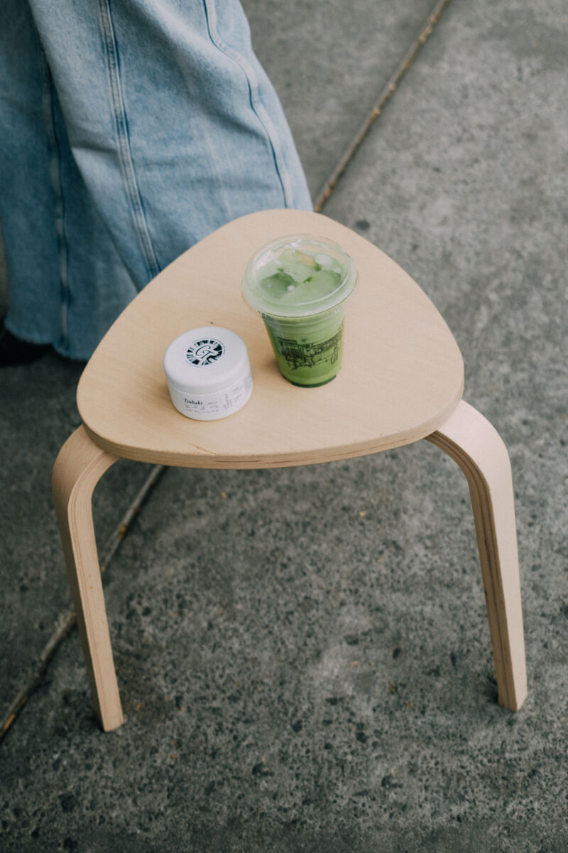 matcha en lata sobre un banco de madera 