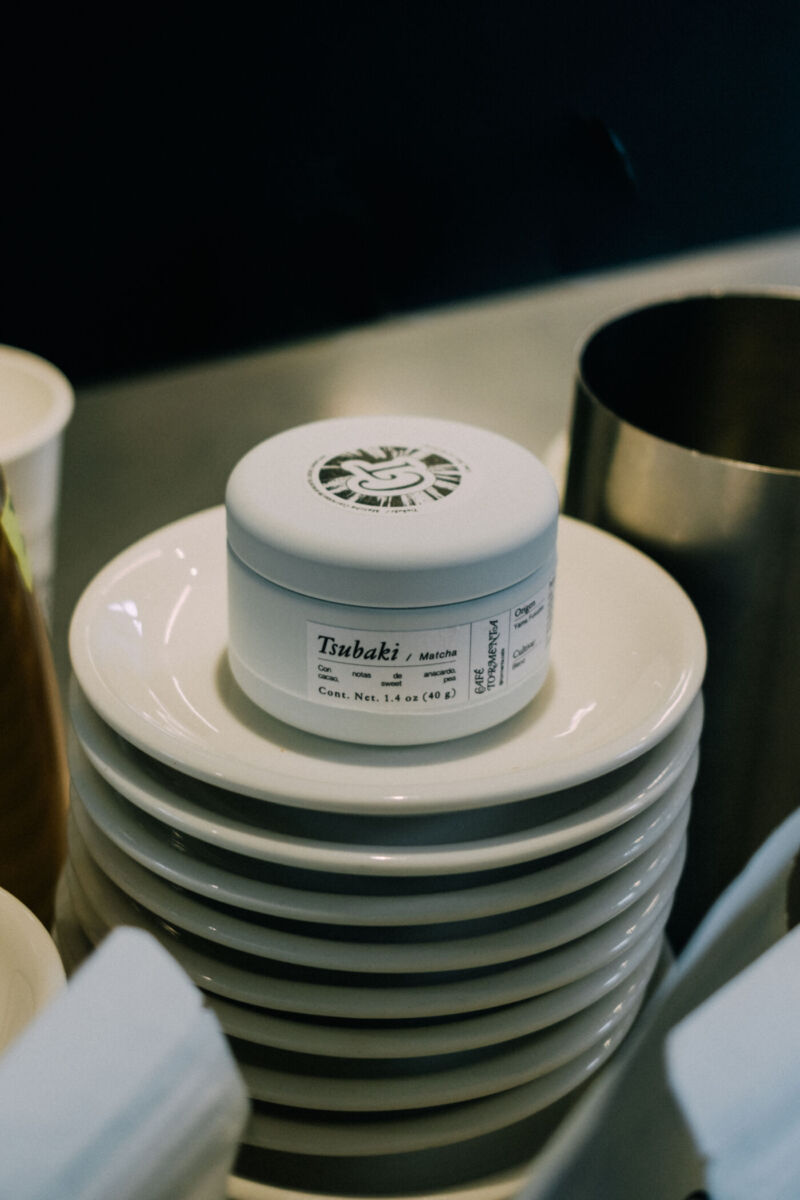 matcha en lata sobre unos plato blancos 