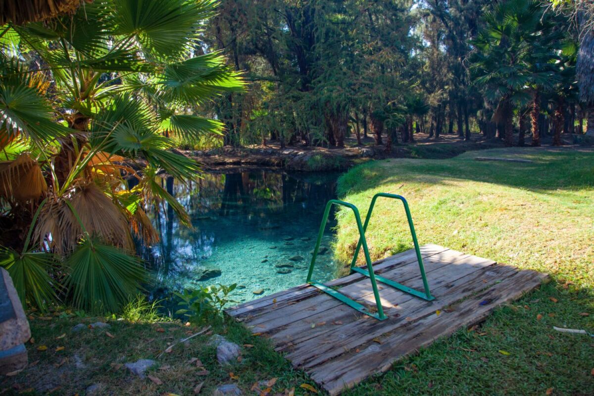 escalera de acceso a un manantial de agua turquesa 