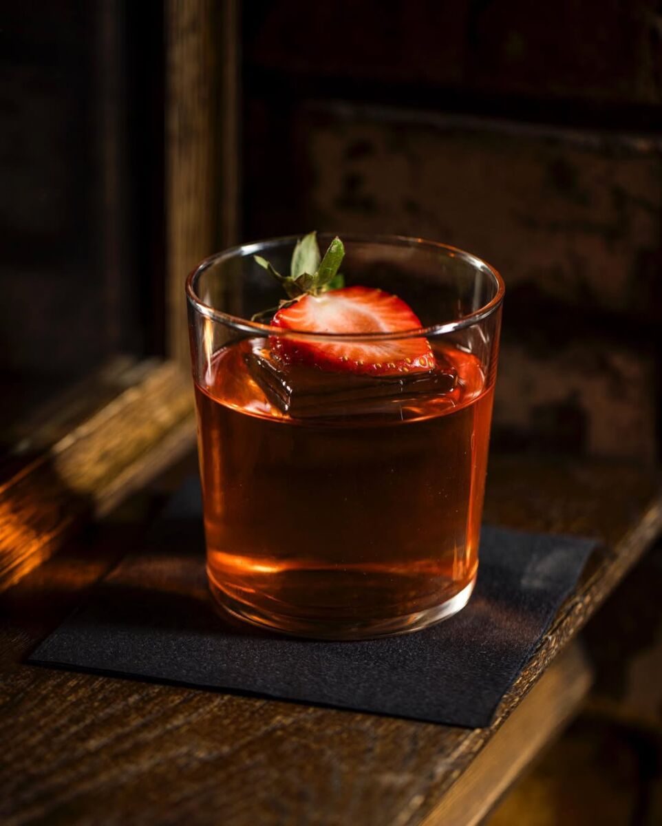 cóctel decorado con una fresa 