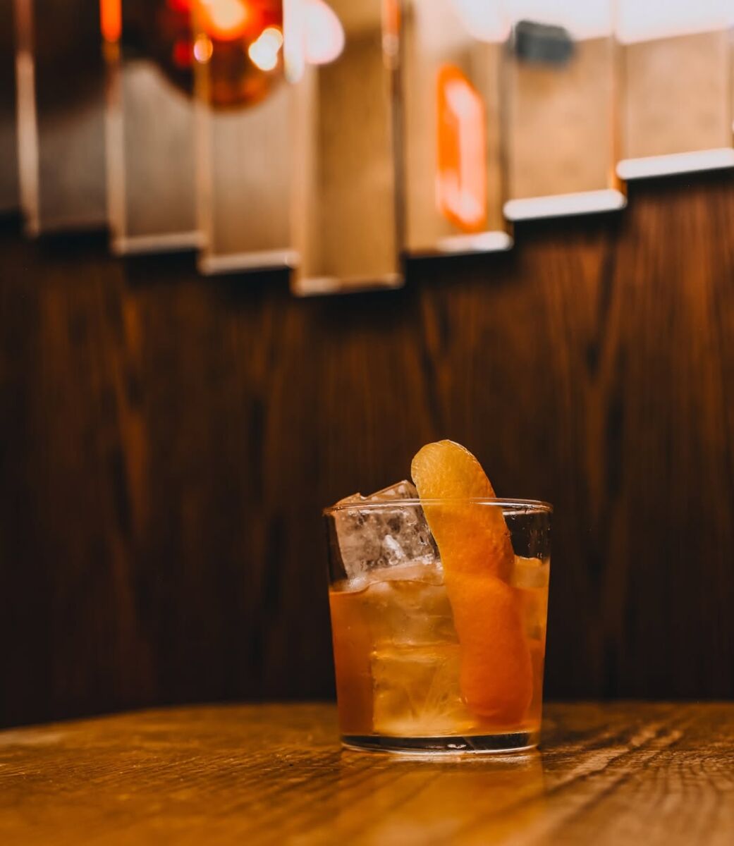 bebida alcohólica con hielo y naranja 