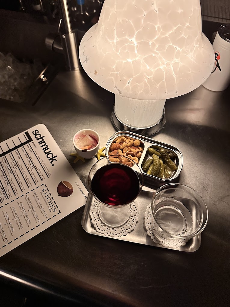 copa de vino, vaso de agua y snacks 