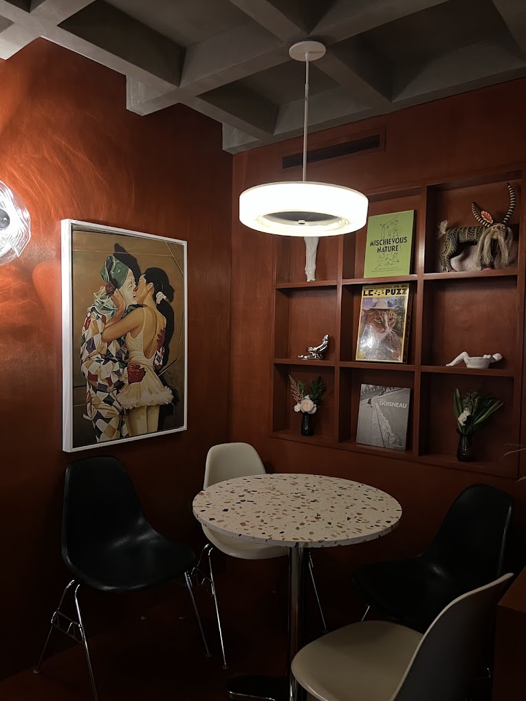 mesa en un ambiente relajado en un bar 