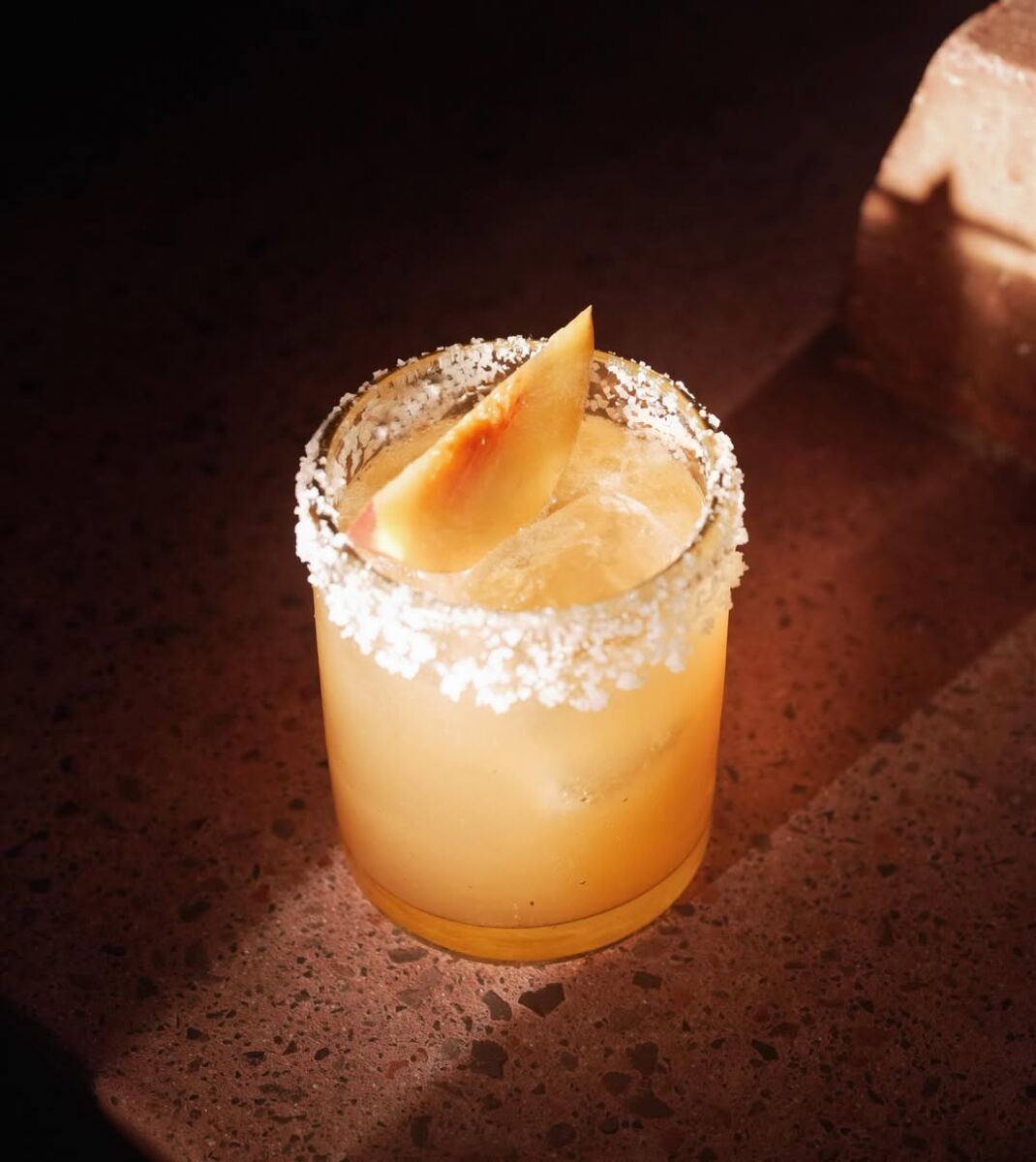 vaso escarchado con sal servido con mezcal 