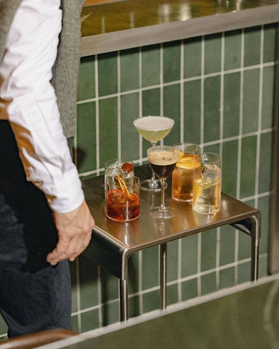 cócteles sobre una mesa 