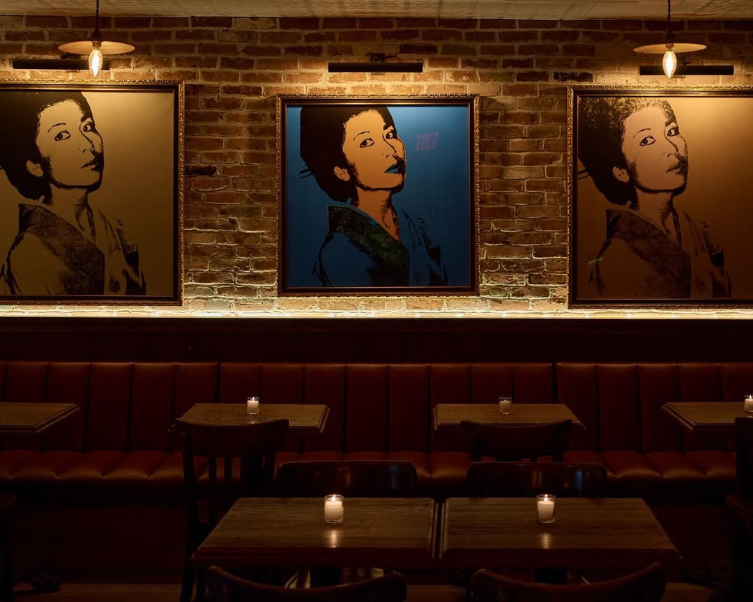 bar japonés decorado con obras de arte japonesas 