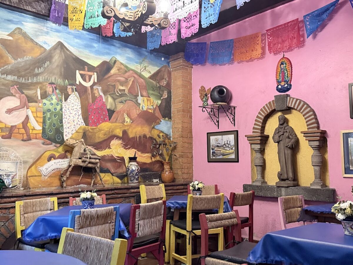 restaurante mexicano con mural y papel picado 