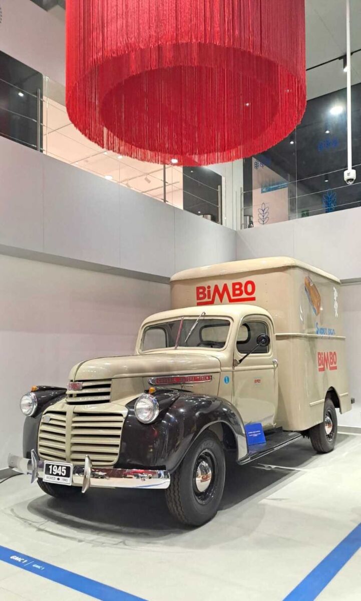 Camión de reparto antiguo de Bimbo 