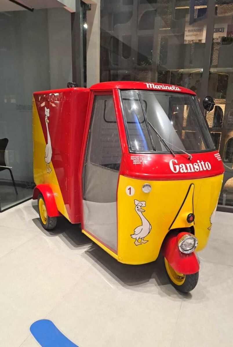 Moto de reparto de Gansitos Bimbo 