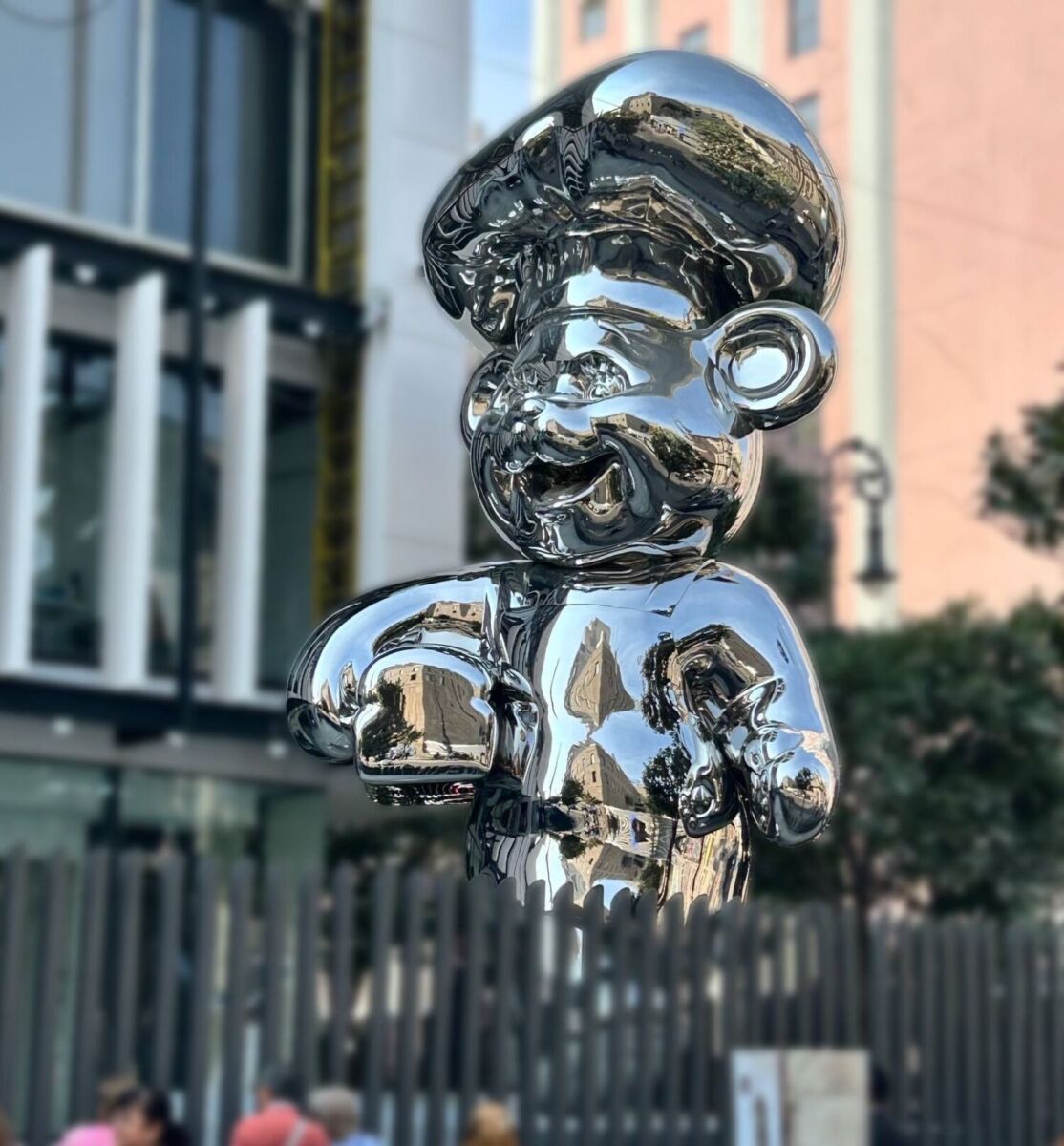 Estatua monumental del Osito Bimbo en la entrada del Museo Interactivo Bimbo