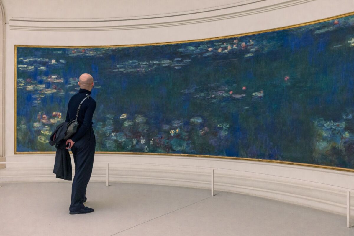 hombre viendo una obra de arte 