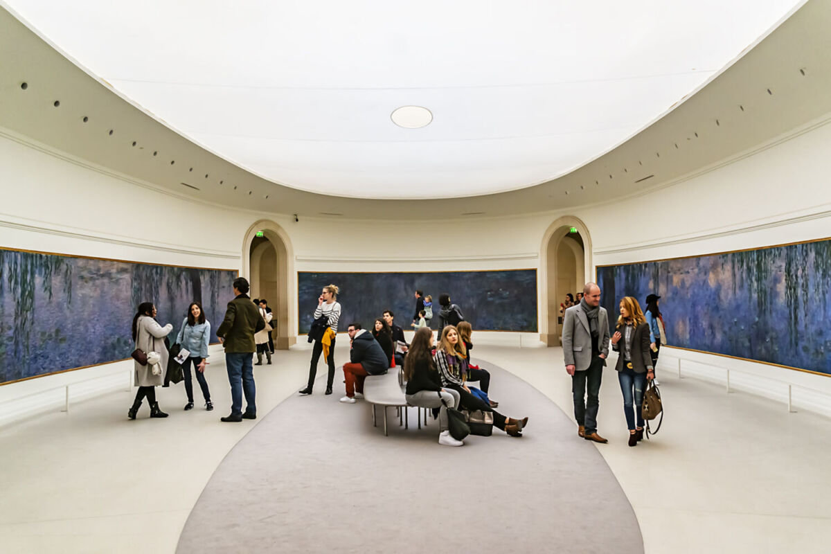 personas admirando Los Nenúfares de Monet 