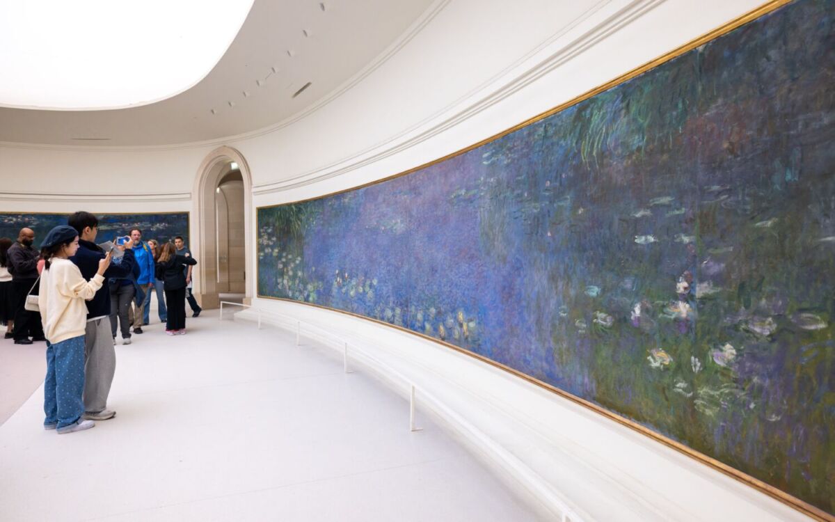 grupo de personas viendo obras de Monet 