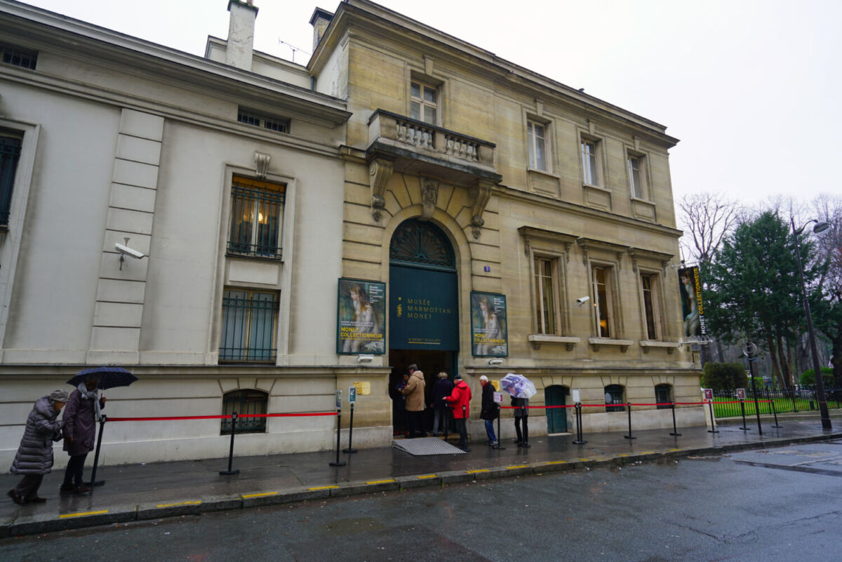 personas entrando a un museo en París 