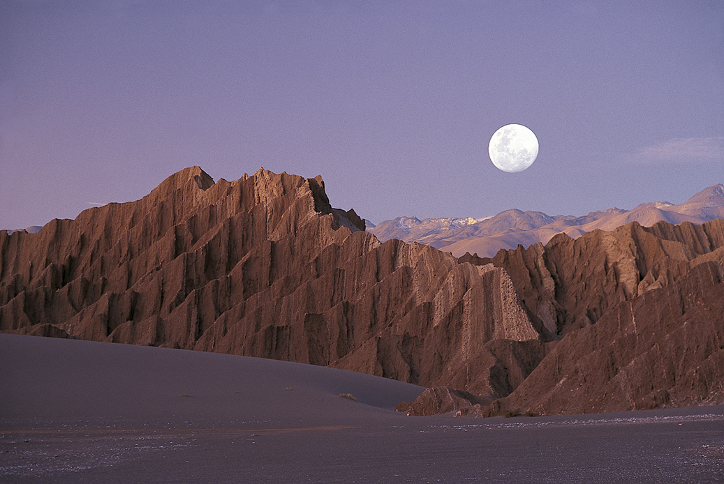 cordillera de la sal con la luna llena de fondo